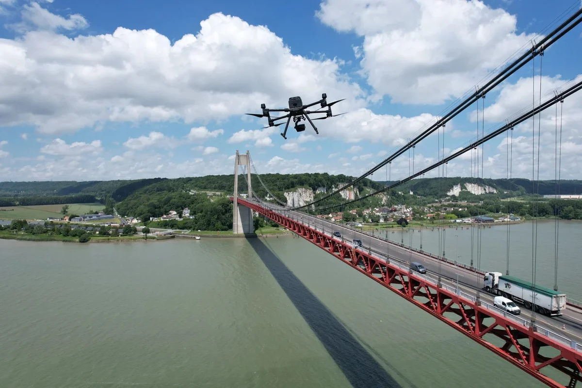 Centre de formation Dronexperts avec stagiaires et drones